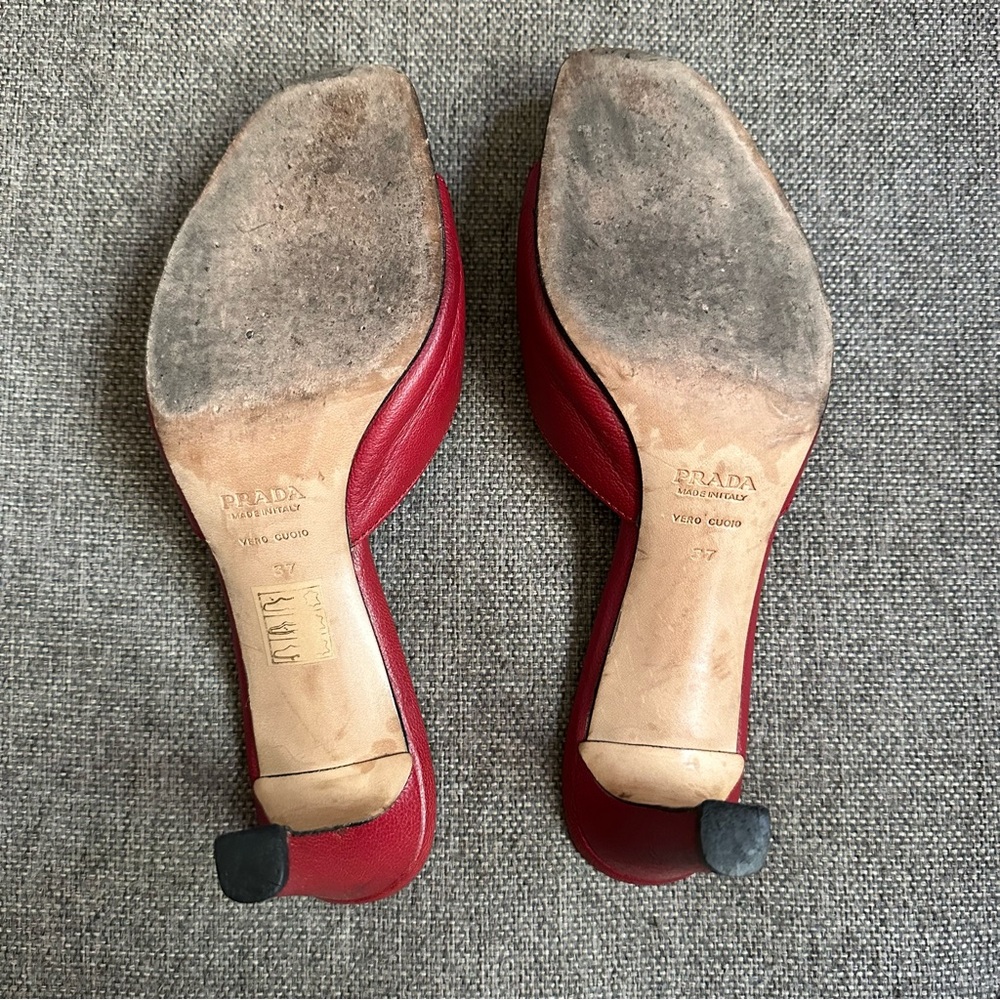 Vintage Prada buckled red leather heeled sandals - Picture 8 of 8